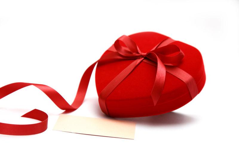 关闭红色天鹅绒心形盒子和缎带