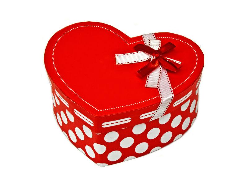 带白色背景带的心形礼品盒