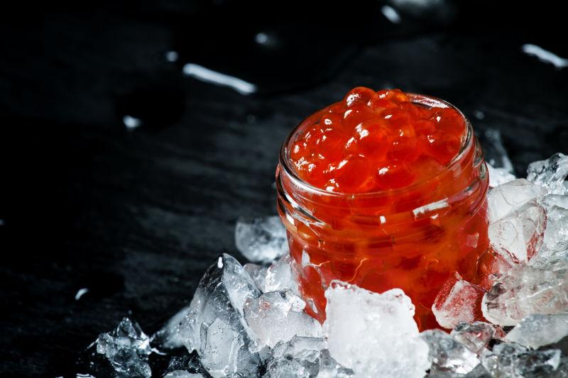 冰块中的一杯红色鱼子酱