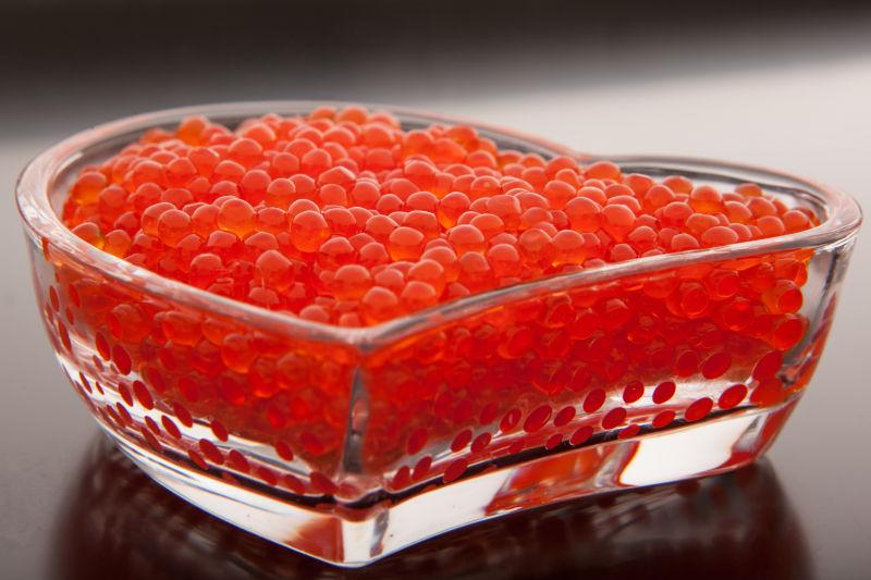 玻璃碗里的鱼子酱