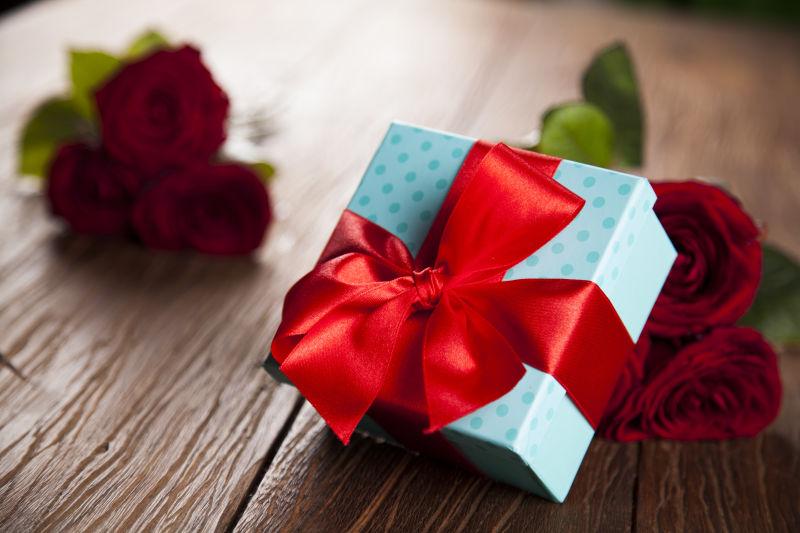 情人节玫瑰花背景前的礼品盒