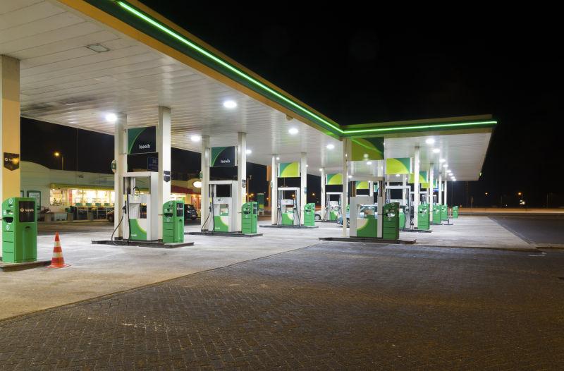 夜色下的加油站