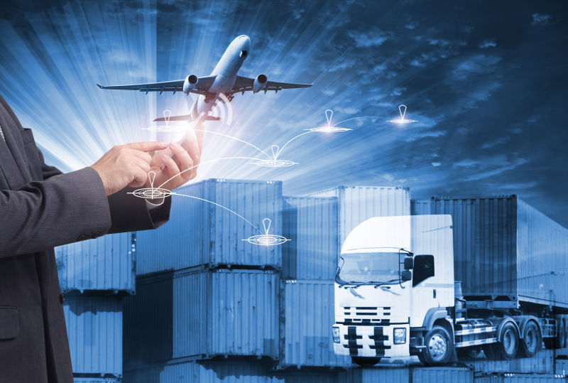 全球物流运输概念背景上使用智能手机的商人