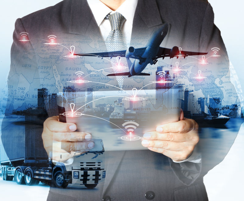 全球物流运输概念背景上拿着平板电脑的商人