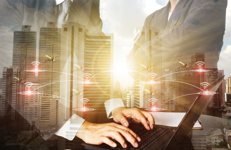 城市物流运输概念背景上使用笔记本电脑的商人