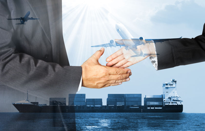 全球物流运输概念背景上握手的商人