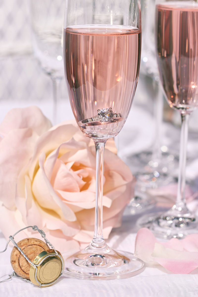 香槟酒里的戒指