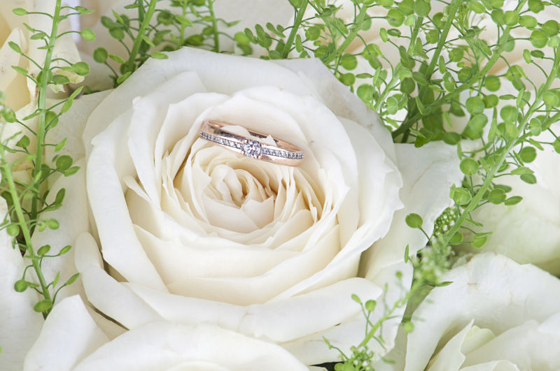 白色花朵中的戒指