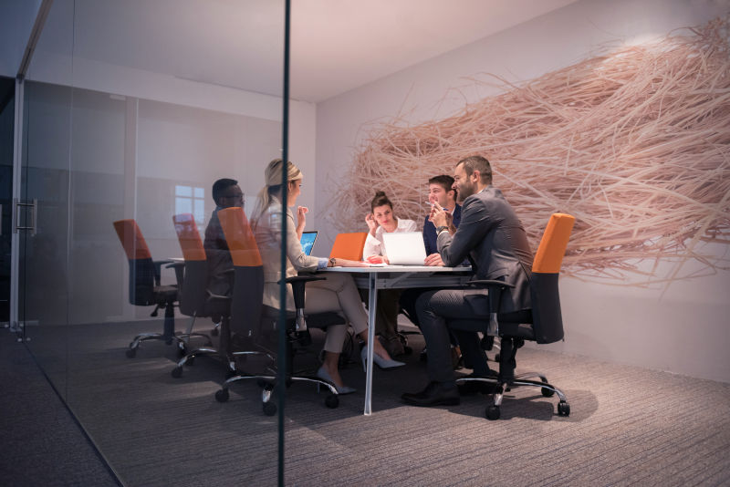 商务人士在办公室