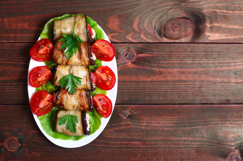 白色盘子上的茄子卷