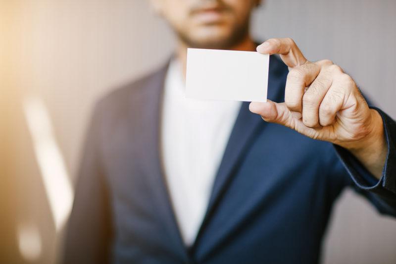 拿着空白名片的年轻商人