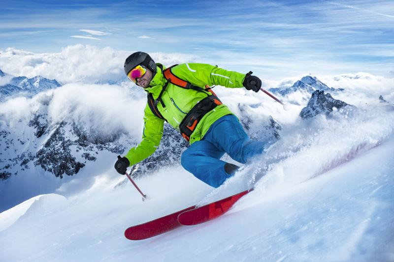 个穿着彩色衣服的自由运动员滑雪橇