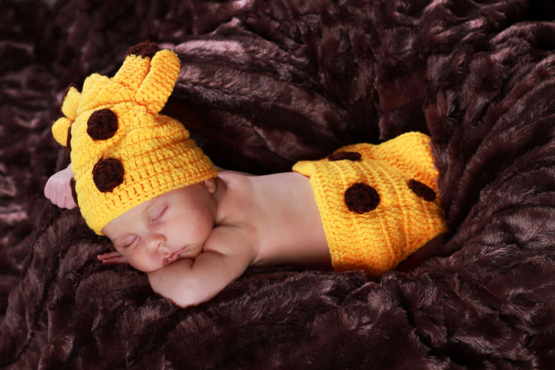 棕色毯子上入睡的宝宝