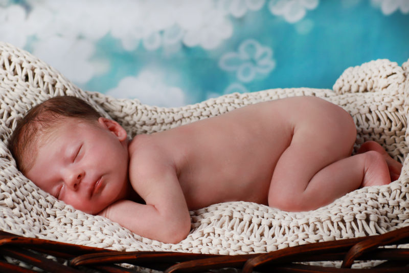 趴着睡觉的婴儿