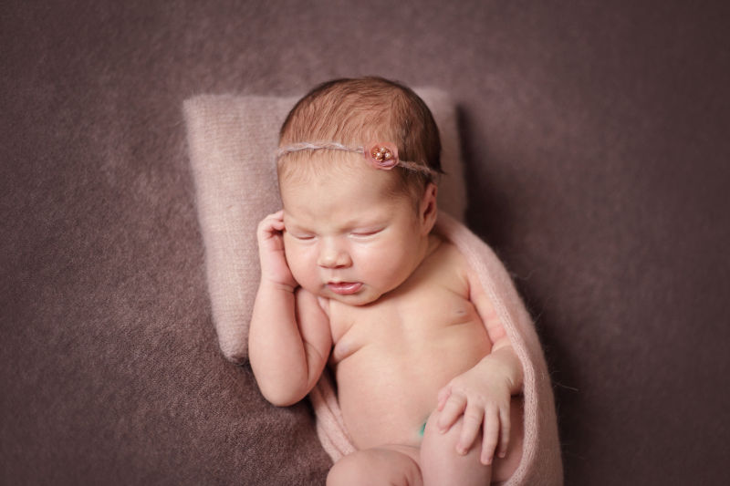 靠在小枕头上入睡的宝宝