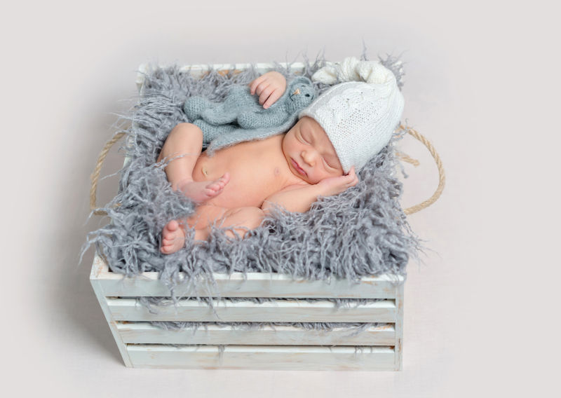 躺在木框里睡着的宝宝