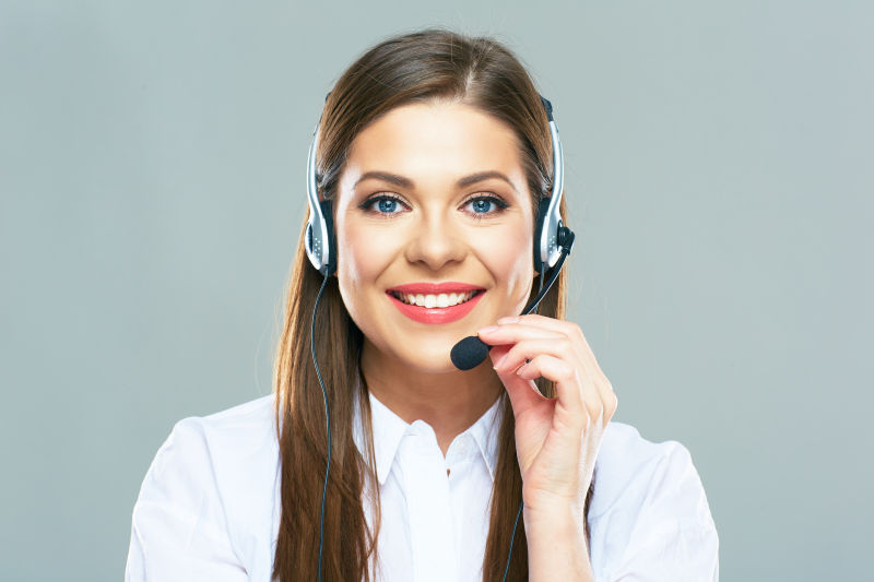 呼叫中心的白衬衣美女客服