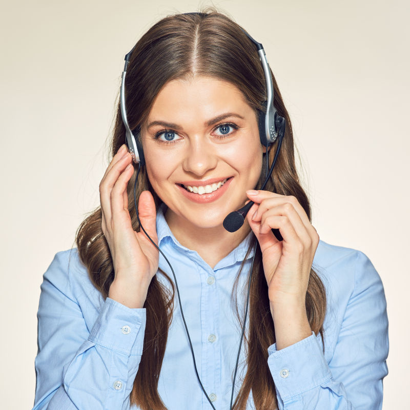 呼叫中心微笑美女微笑戴着耳机