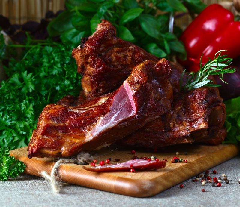 木质板上新鲜的肉类菜肴