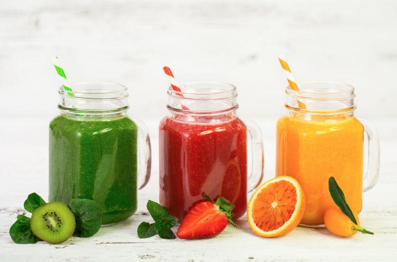 猕猴桃草莓橙子味道的水果冰沙