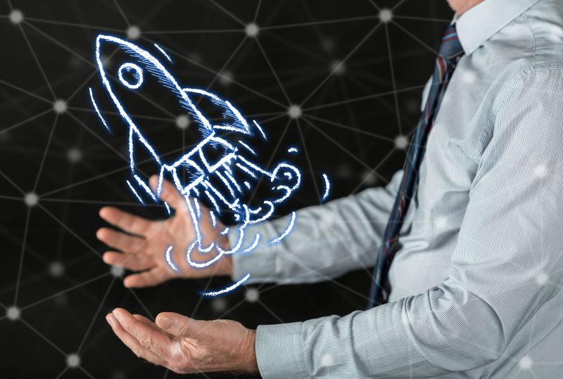 男人手上等待发射的火箭