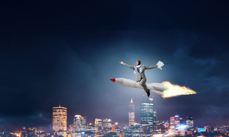 指着发光火箭图标的男人