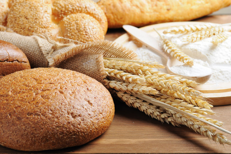 面包图片 木桌上的小麦与圆形面包素材 高清图片 摄影照片 寻图免费打包下载