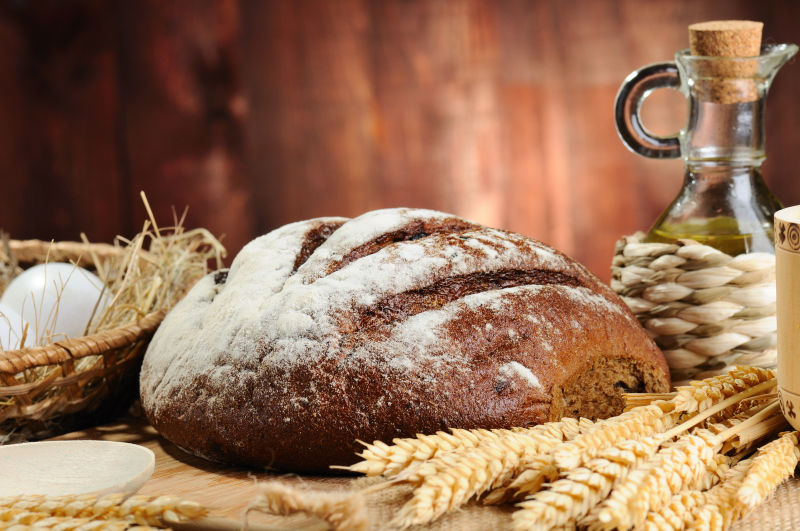 桌上的鸡蛋小麦和面包