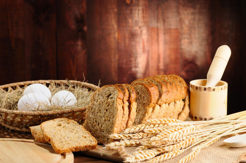 木桌上的小麦鸡蛋切片面包