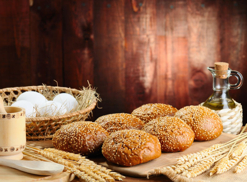 桌上的芝麻小麦面包