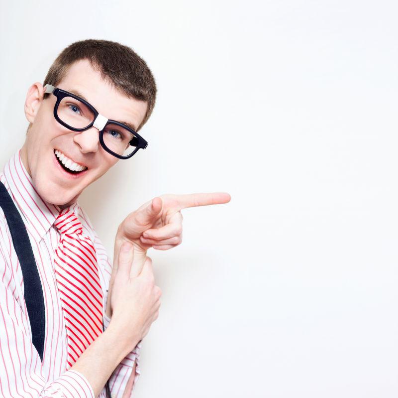 戴着条纹领带和眼镜微笑的男人