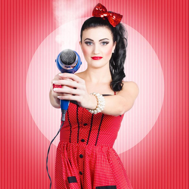 美女使用吹风机