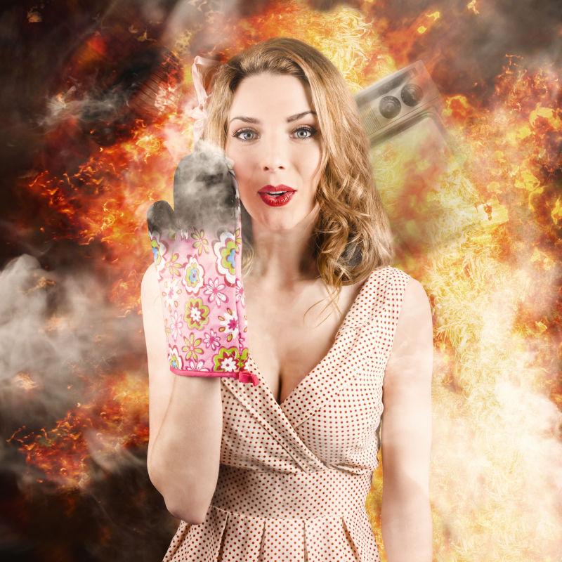 火焰和浓烟背景前的美女