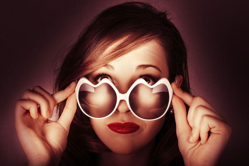 一个戴着心形太阳镜美女