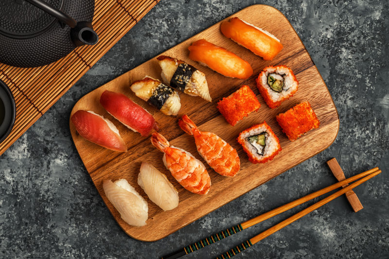摆在木盘上的寿司