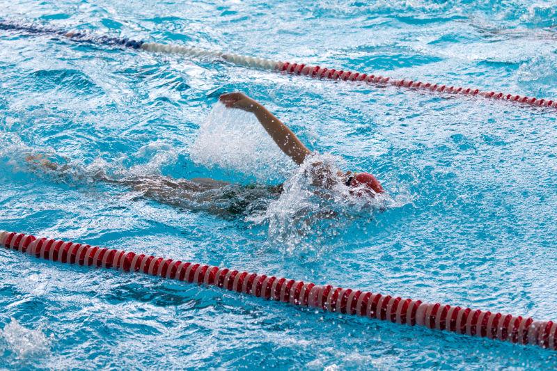 在游泳池里游泳的男孩