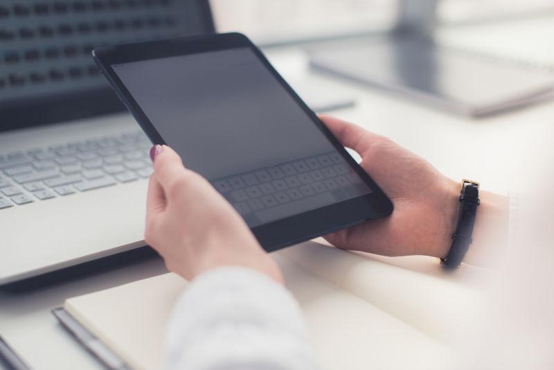 使用平板电脑和笔记本电脑办公的人