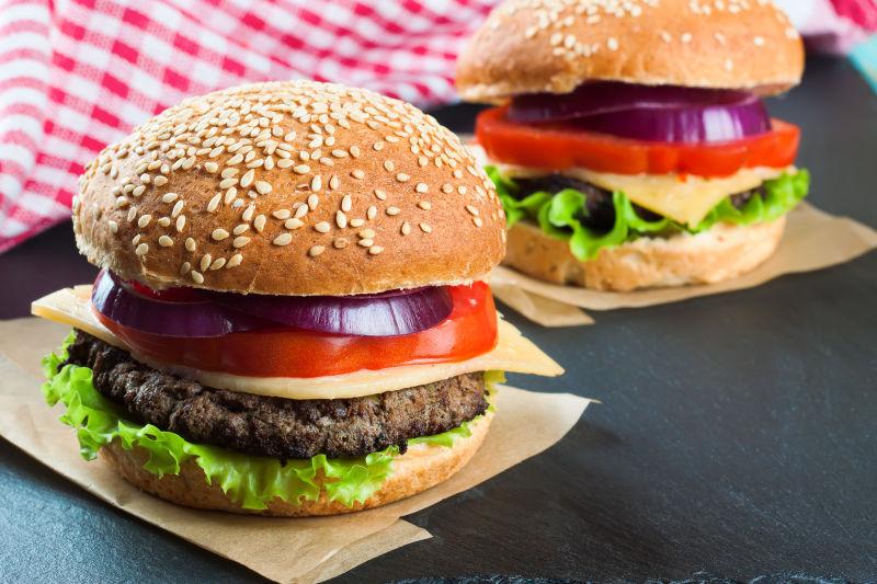 自制奶酪汉堡在黑石板表面