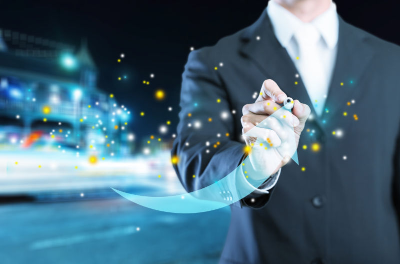 商人在屏幕上画金光闪烁的箭头