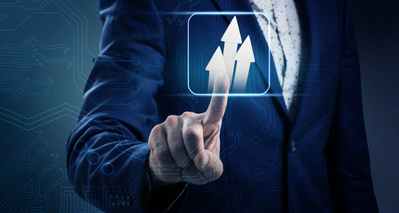 商人手触摸有目的的白色箭