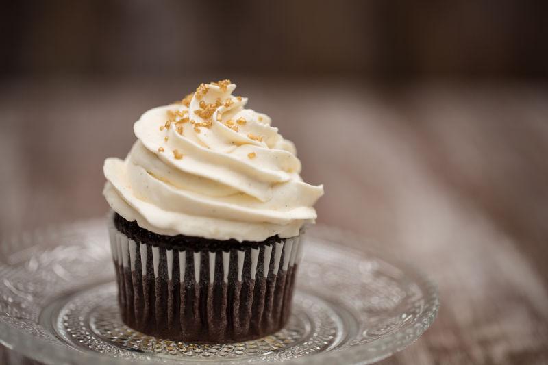 玻璃板上的巧克力蛋糕