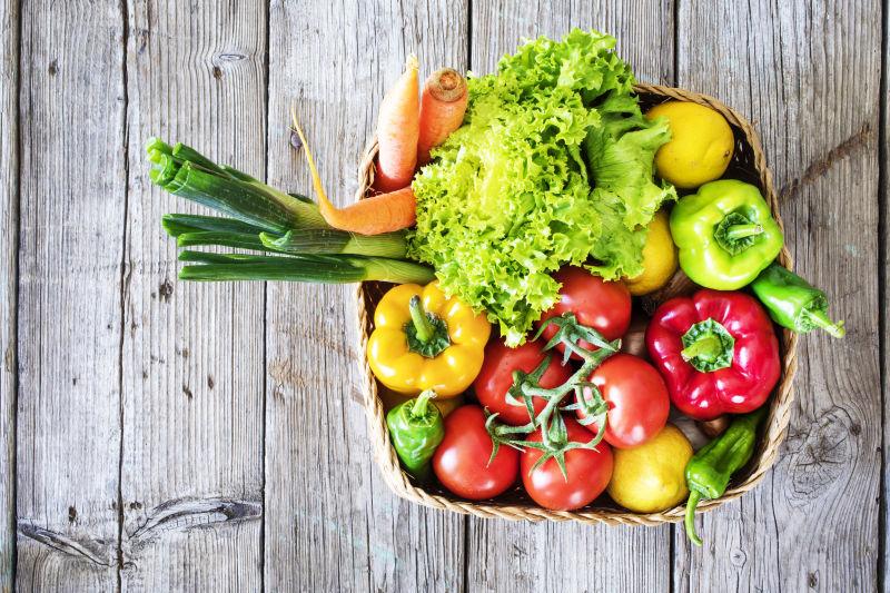 木篮子里的蔬菜