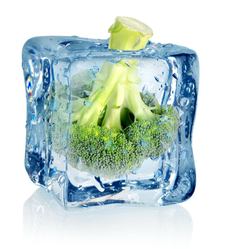 白色背景中的花椰菜冰