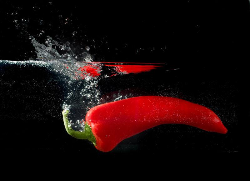 红辣椒掉入水中