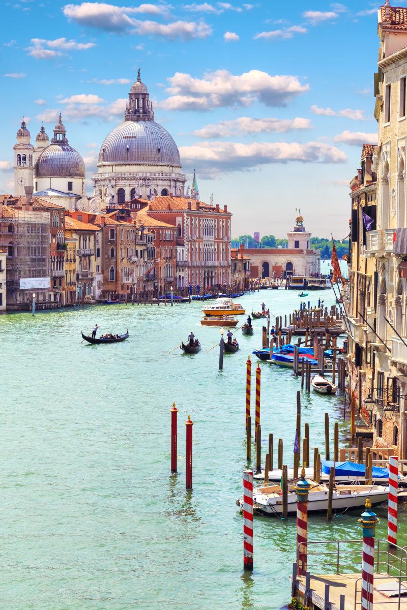 蓝天白云背景下的威尼斯城市风景