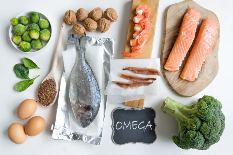 桌子上的健康鱼肉和蔬菜食材