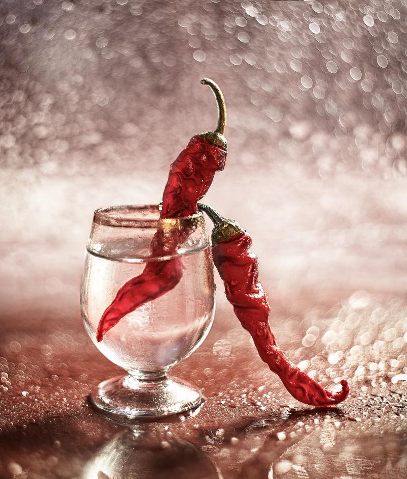 放在白色酒杯里的红辣椒