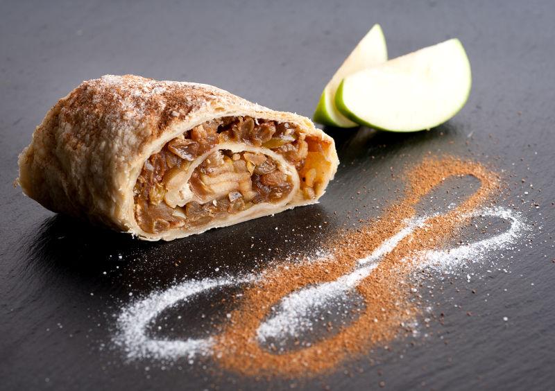 青苹果块和核桃馅饼