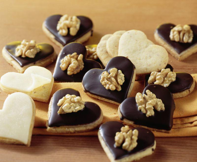 黄色背景中带有核桃仁的饼干