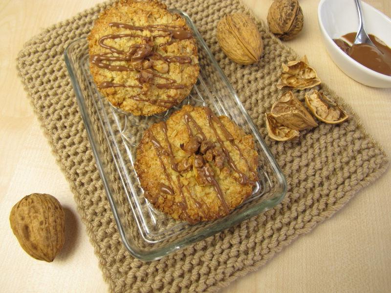 玻璃托盘里的燕麦饼干和核桃